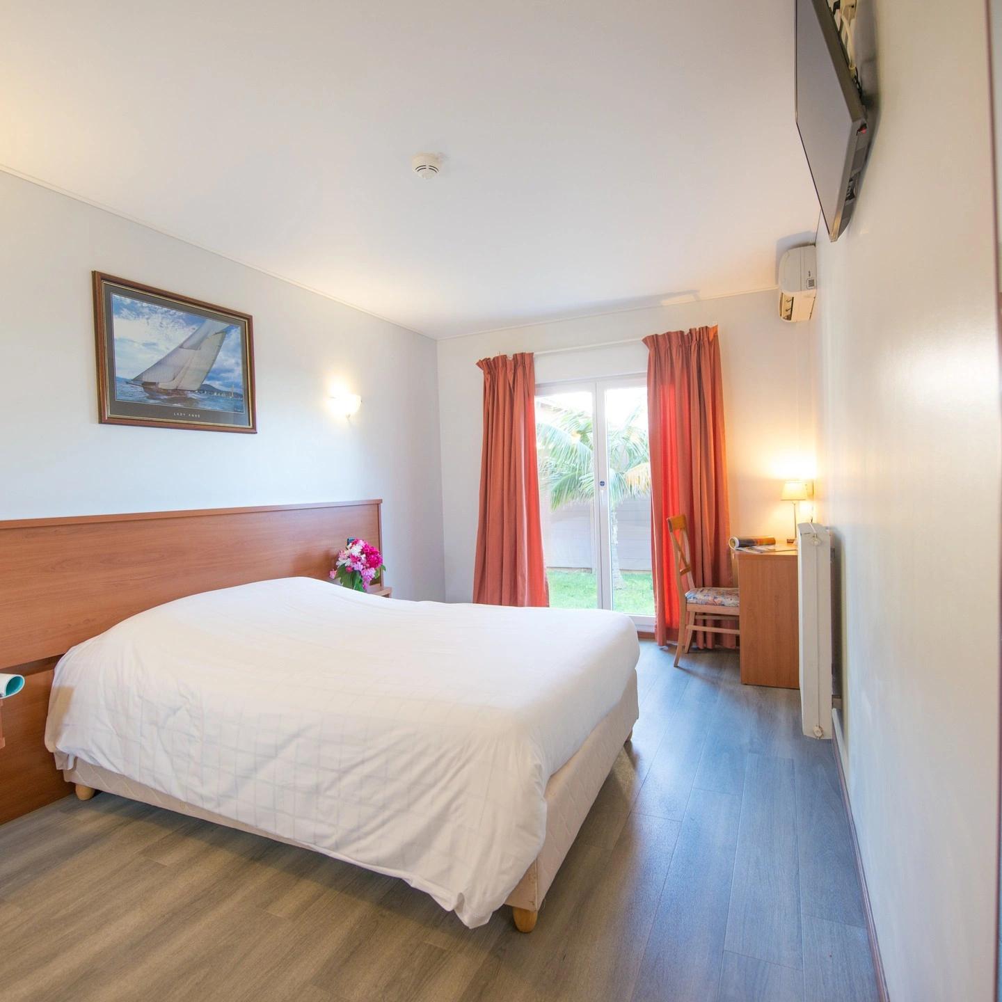 Chambre double lumineuse de l'hôtel Pascal Paoli en Corse 