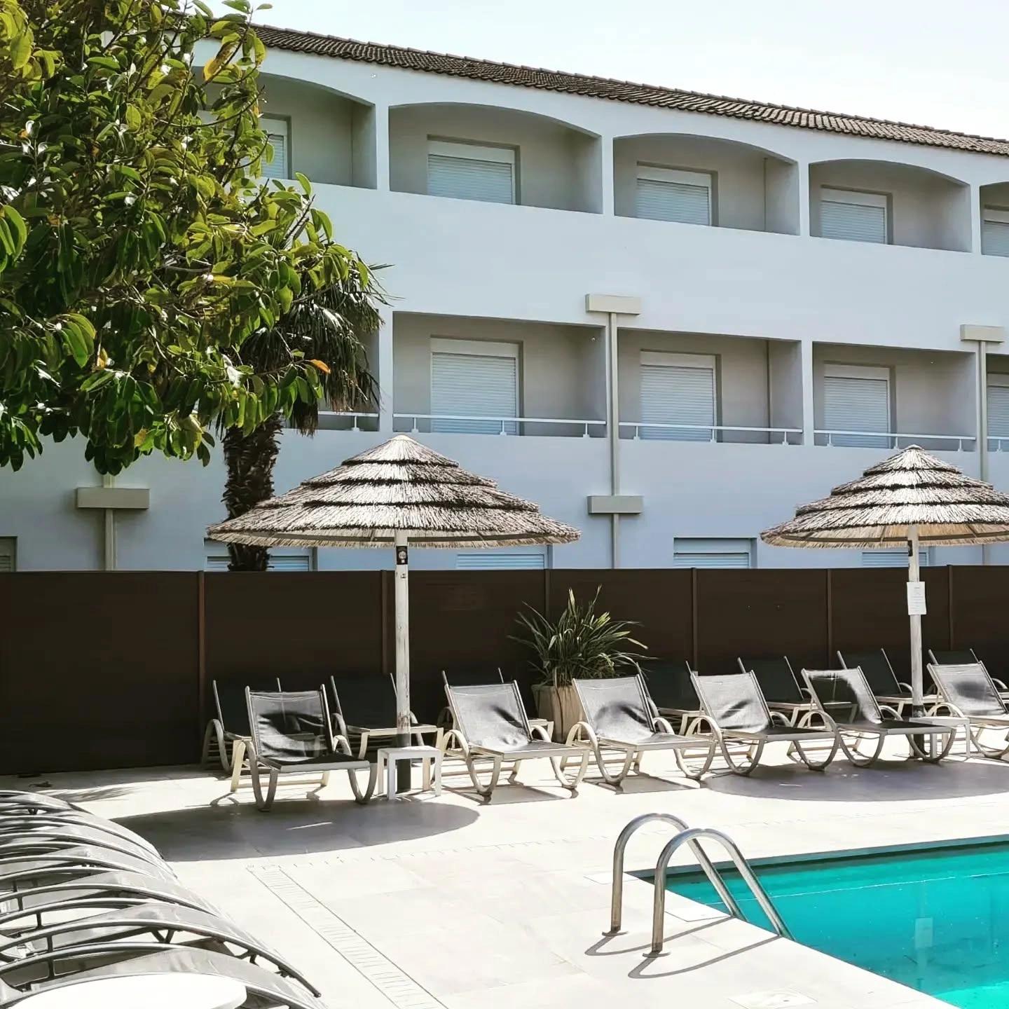 Espace détente avec transats à l'hôtel all inclusive Pascal Paoli 