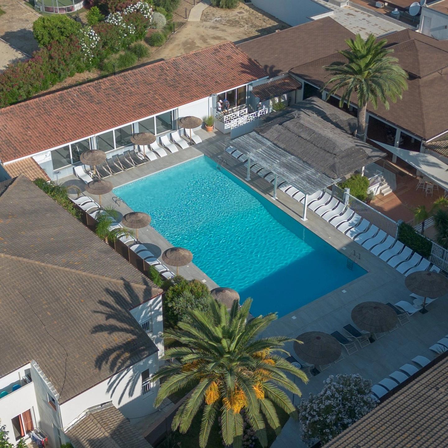 Vue aérienne de la piscine principale de l'hôtel 3 étoiles Pascal Paoli 
