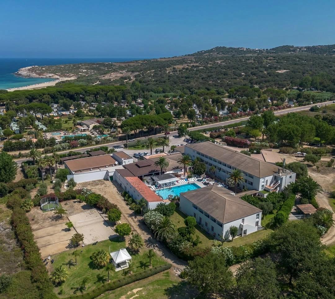 Vue aérienne de l'hôtel Pascal Paoli en Corse avec piscine 