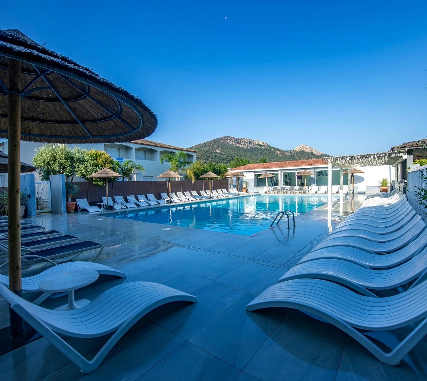 Piscine principale de l'hôtel club Pascal Paoli en Corse