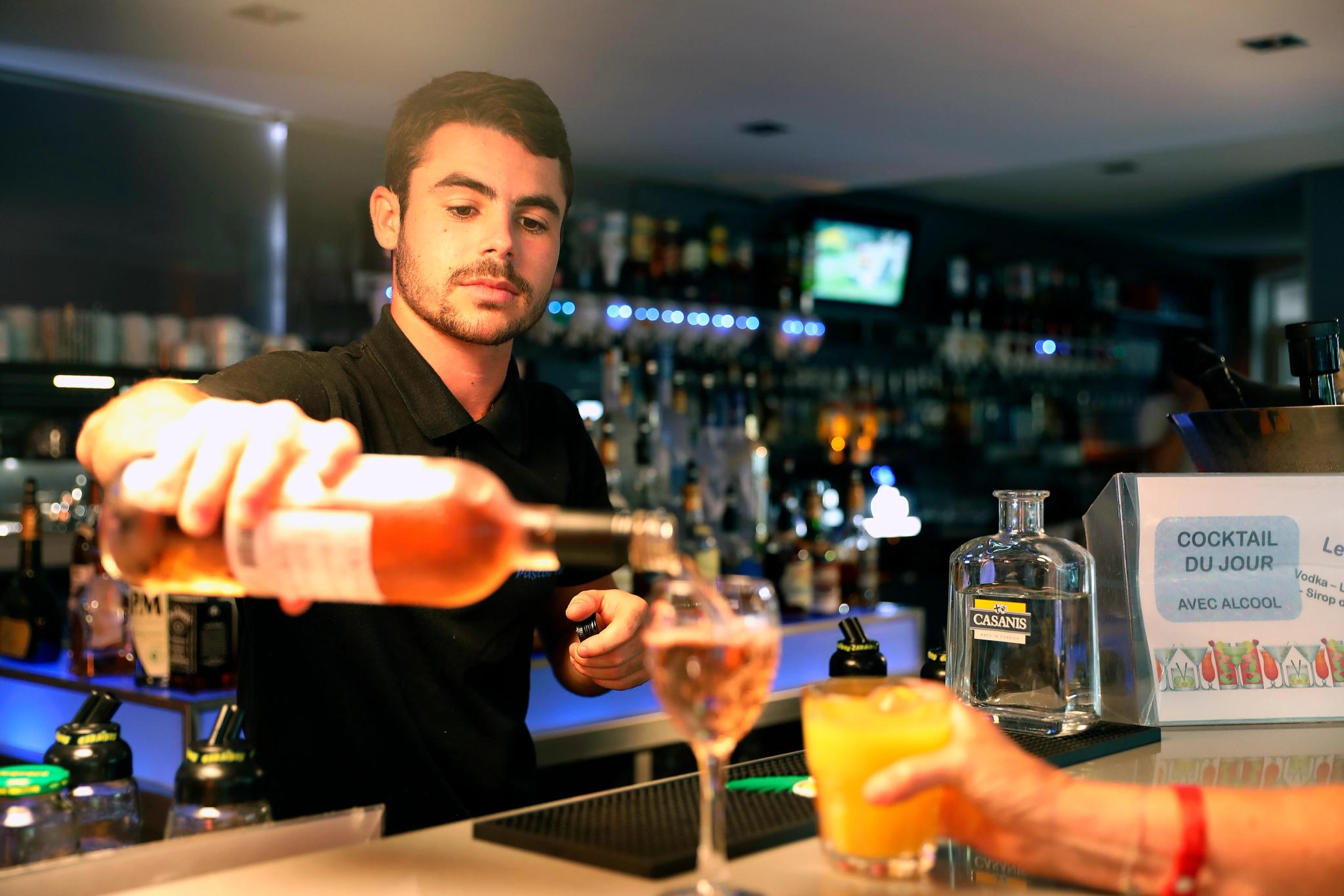 Barman servant des cocktails au bar de l'hôtel Pascal Paoli 