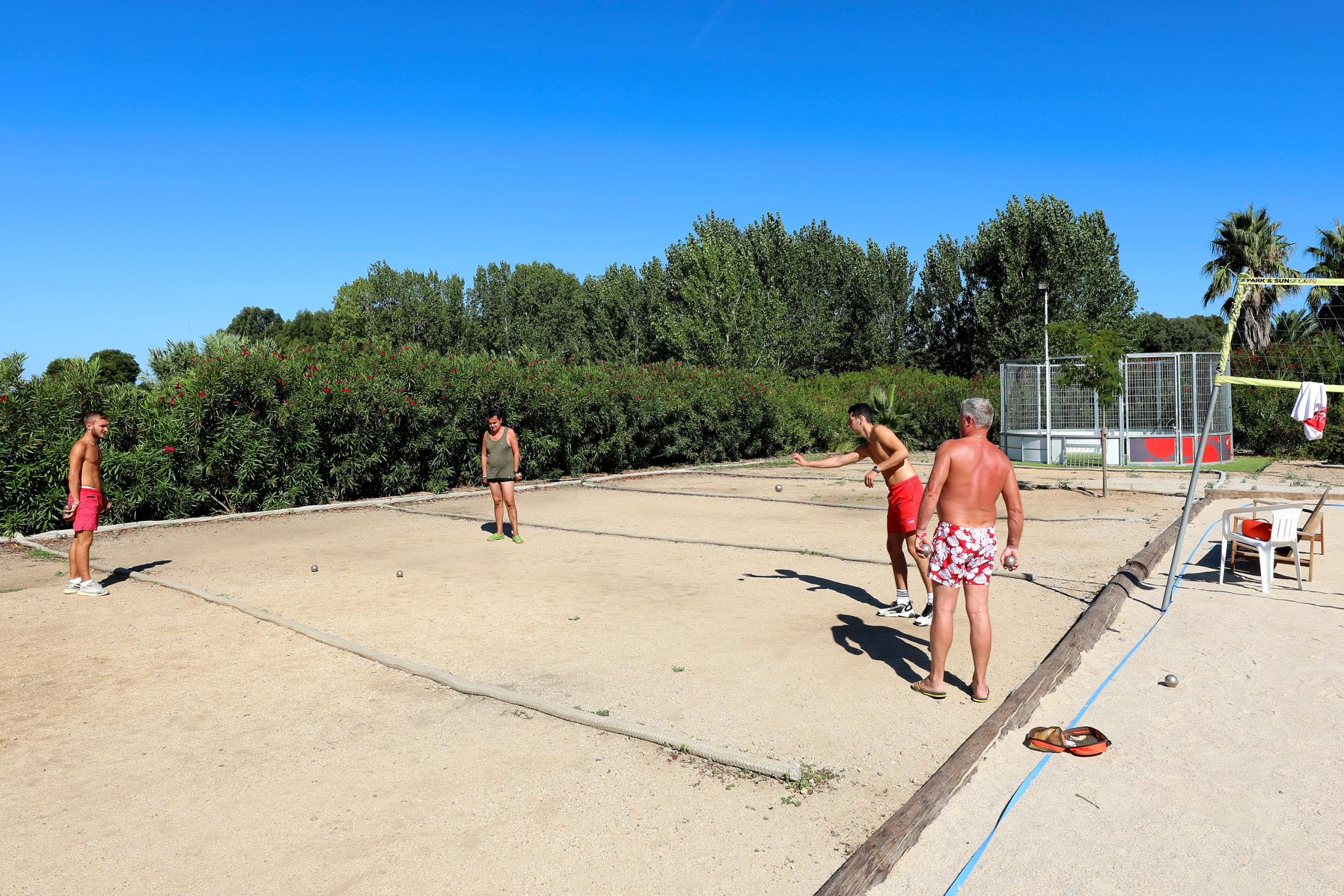 Partie de pétanque à l'hôtel Pascal Paoli avec animations en Corse 