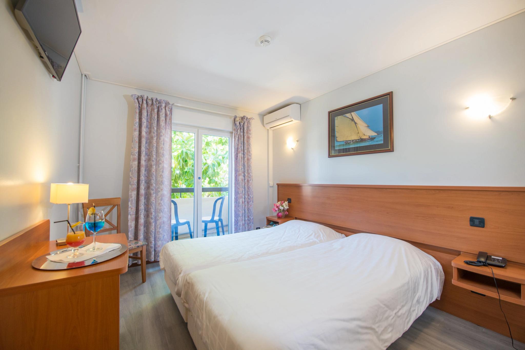 Chambre double avec balcon à l'hôtel Pascal Paoli près de Calvi et île Rousse