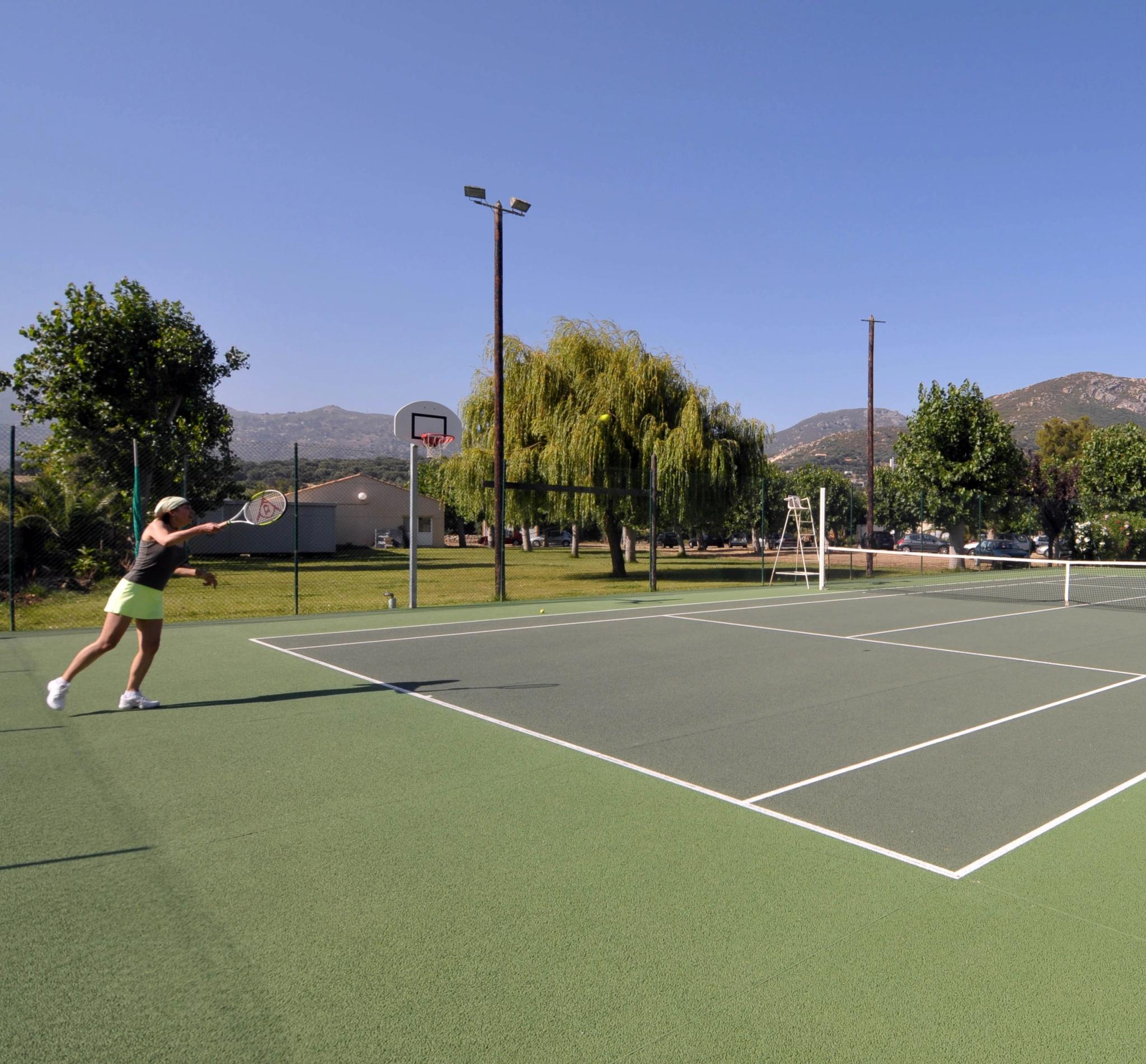 Court de tennis de l'hôtel club familial Pascal Paoli avec activités sportives