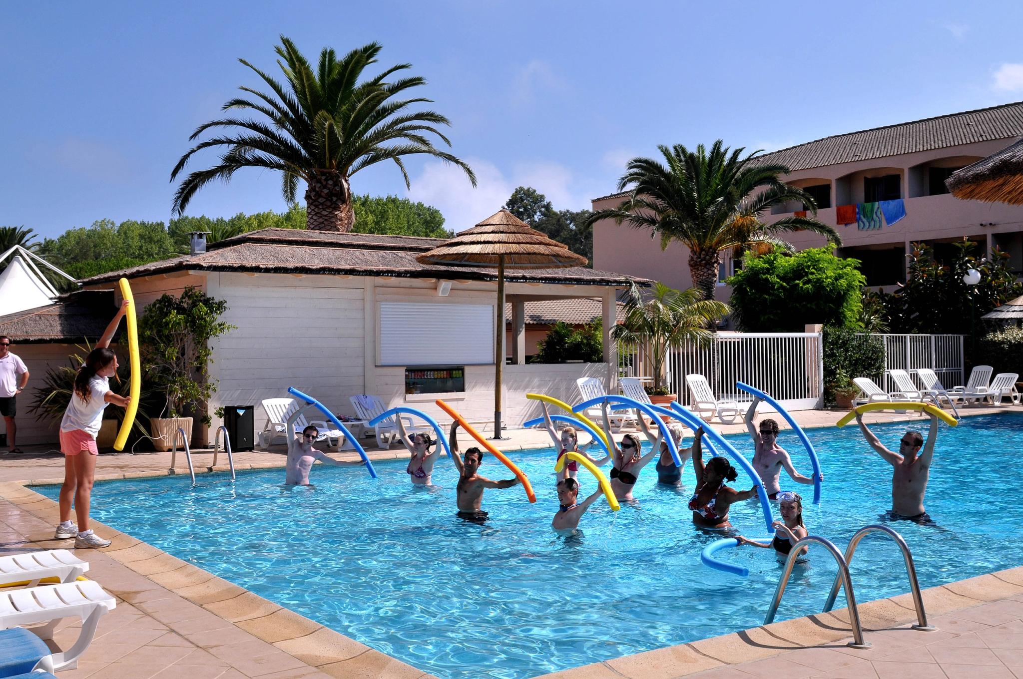 Cours d'aquagym à la piscine de l'hôtel Pascal Paoli à Algajola-Aregno