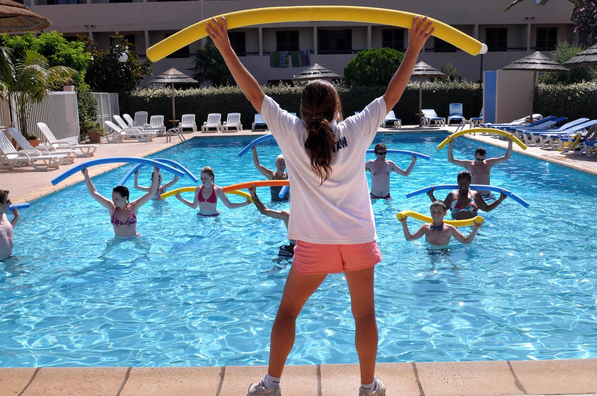 Séance d'aquagym à la piscine de l'hôtel Pascal Paoli avec activités sportives