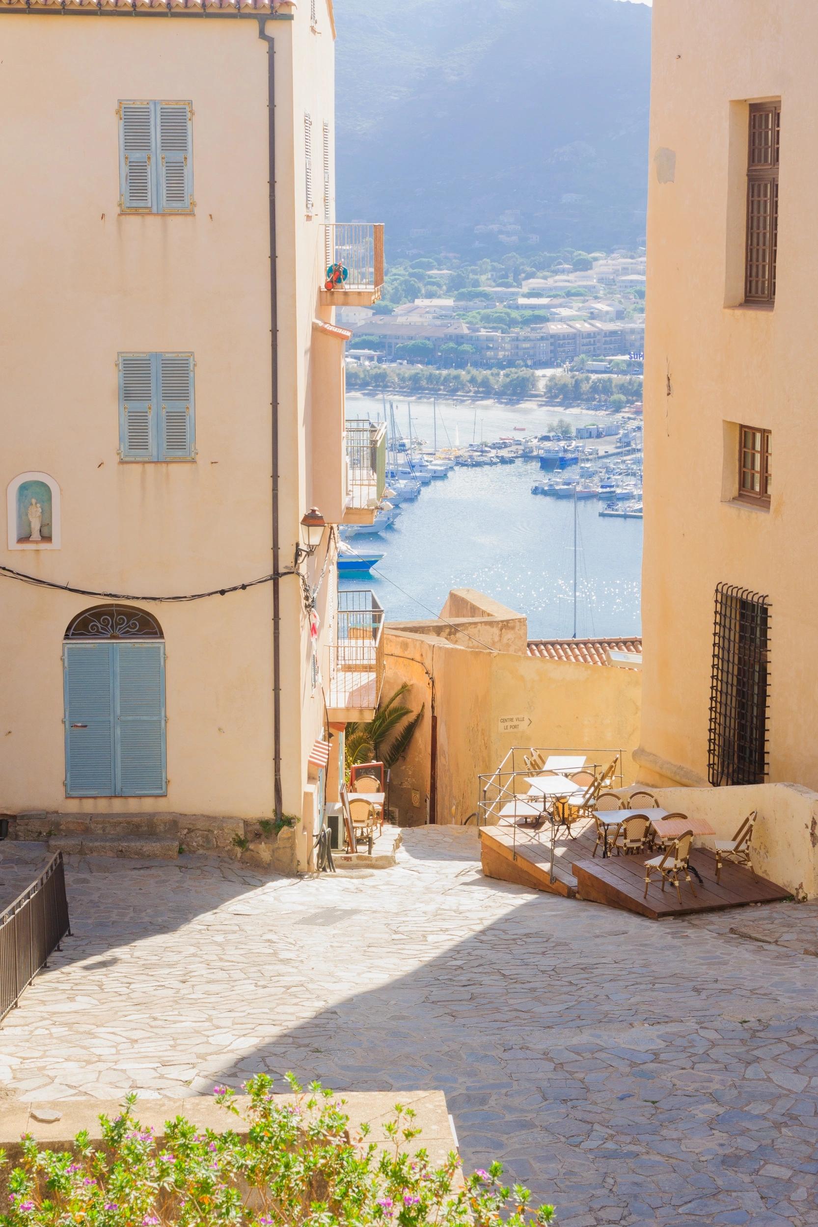 Ruelle pittorsque de Calvi en Corse près de l'hôtel Pascal Paoli 